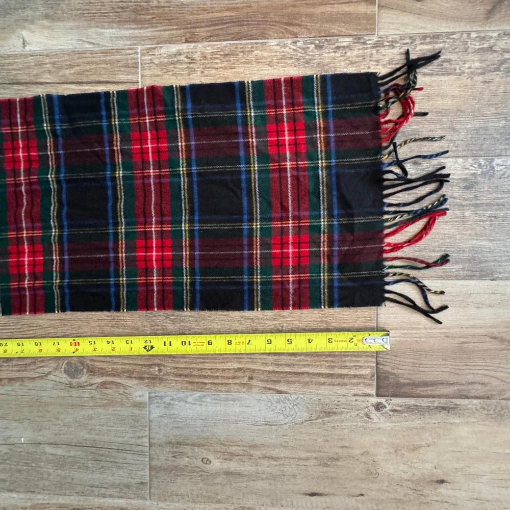 Roundtree & Yorke Plaid Scarf Black‎ Red Green Blue Fringe Acrylic